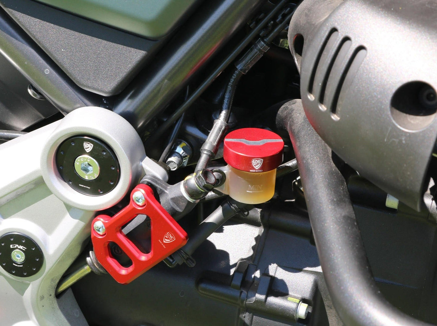 TF253 - CNC RACING Moto Guzzi V100 Mandello / V85 TT Rear Brake Fluid Tank Cap – Accessories in the Motoraider Motorcycle Aftermarket Accessories and Parts Online Shop