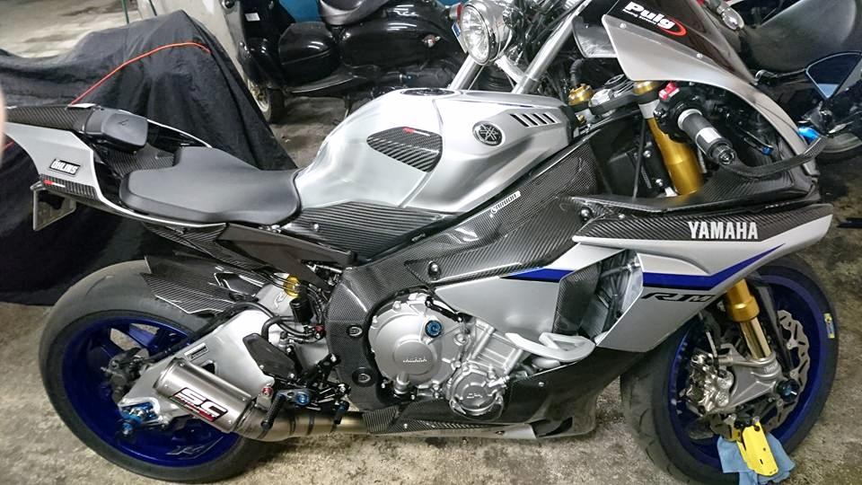CARBON2RACE Yamaha YZF-R1 (15/...) Carbon Frame Covers – Accessories in the 2WheelsHero Motorcycle Aftermarket Accessories and Parts Online Shop