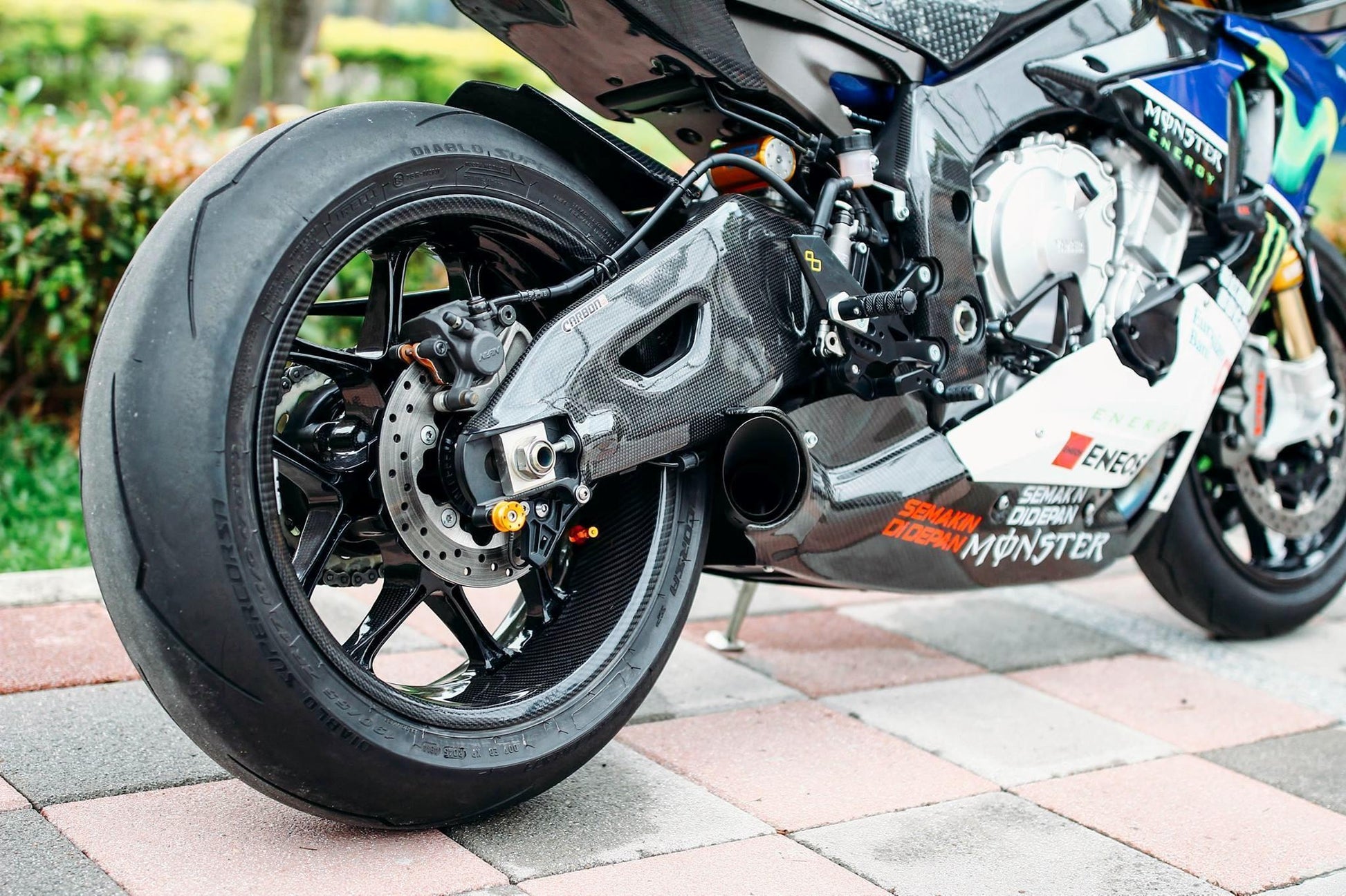 CARBON2RACE Yamaha YZF-R1 (15/...) Carbon Swingarm Covers – Accessories in the 2WheelsHero Motorcycle Aftermarket Accessories and Parts Online Shop