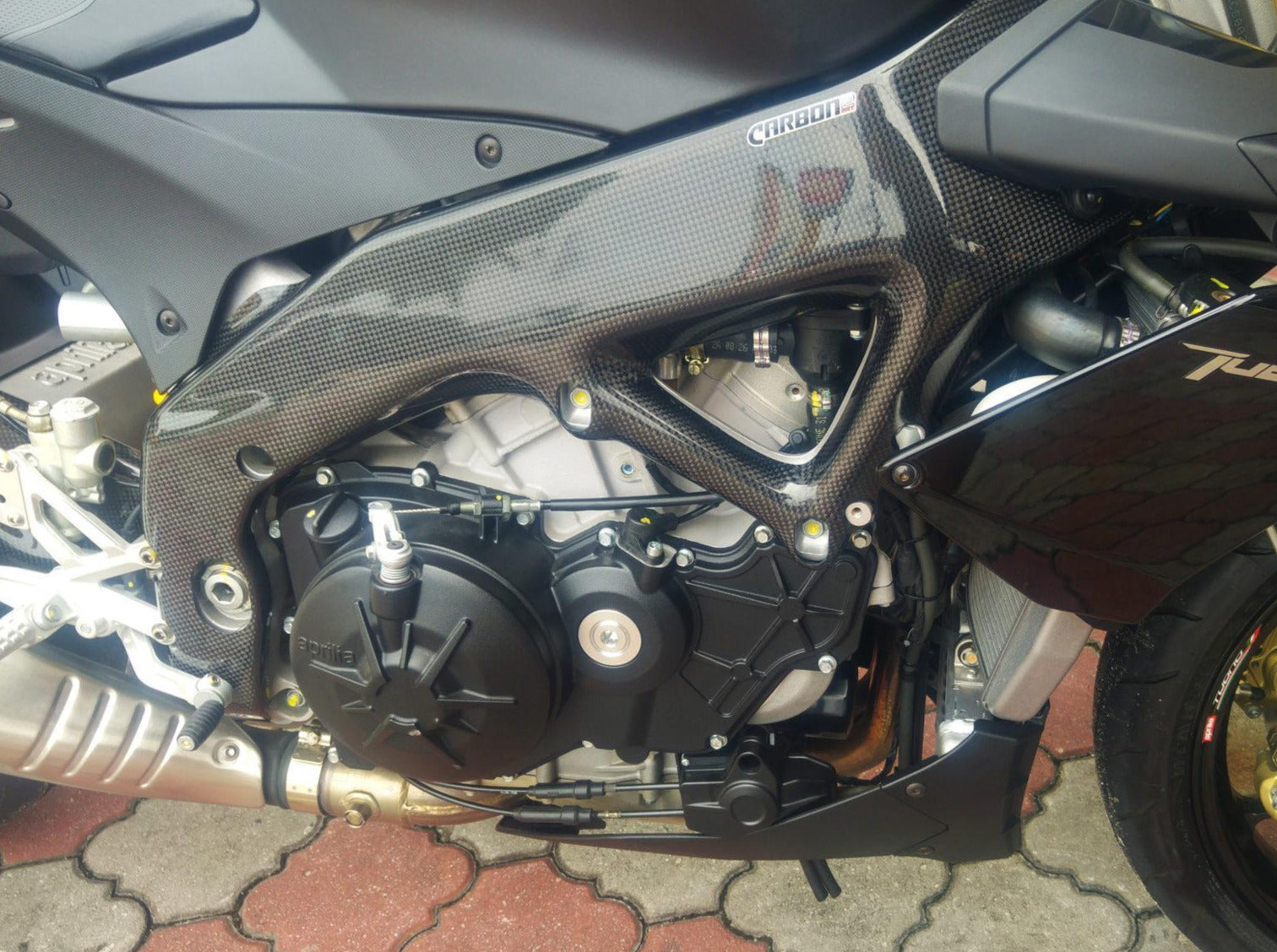 CARBON2RACE Aprilia Tuono V4 (11/24) Carbon Frame Covers – Accessories in the 2WheelsHero Motorcycle Aftermarket Accessories and Parts Online Shop