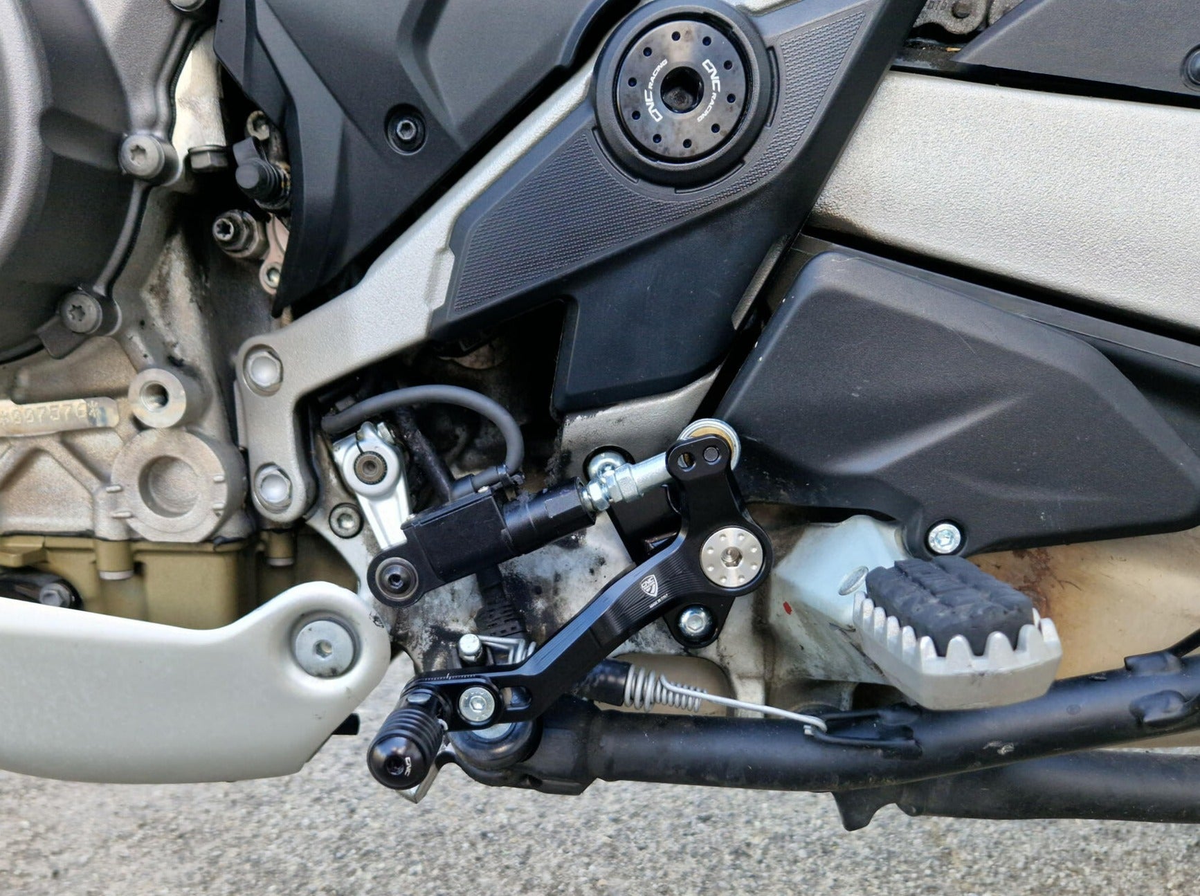 PEC06 - CNC RACING Ducati Multistrada V4 / V4S / Pikes Peak (2021+) Gear Lever "Slide" – Accessories in the Motoraider Motorcycle Aftermarket Accessories and Parts Online Shop