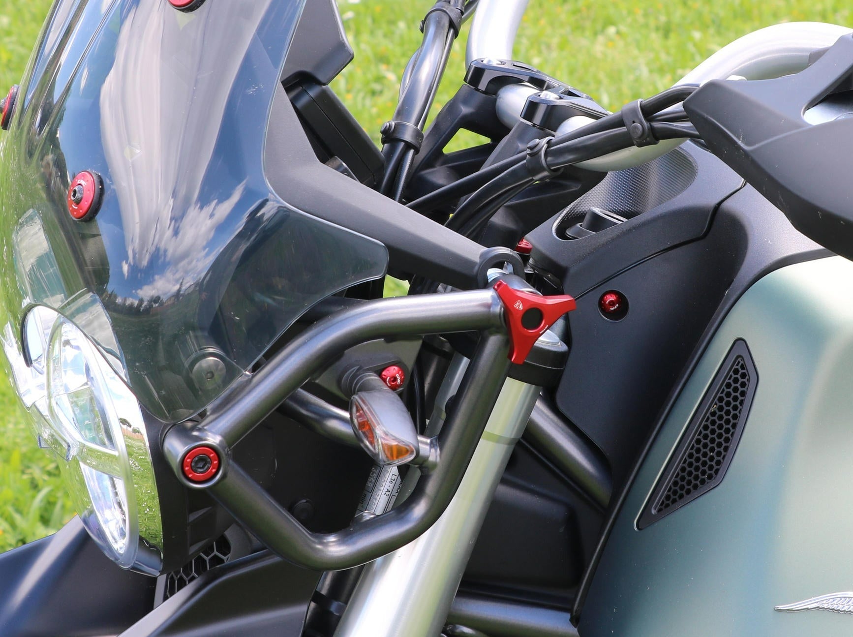RC101 - CNC RACING Moto Guzzi V85 TT (2019+) Screen Adjusting System – Accessories in the Motoraider Motorcycle Aftermarket Accessories and Parts Online Shop