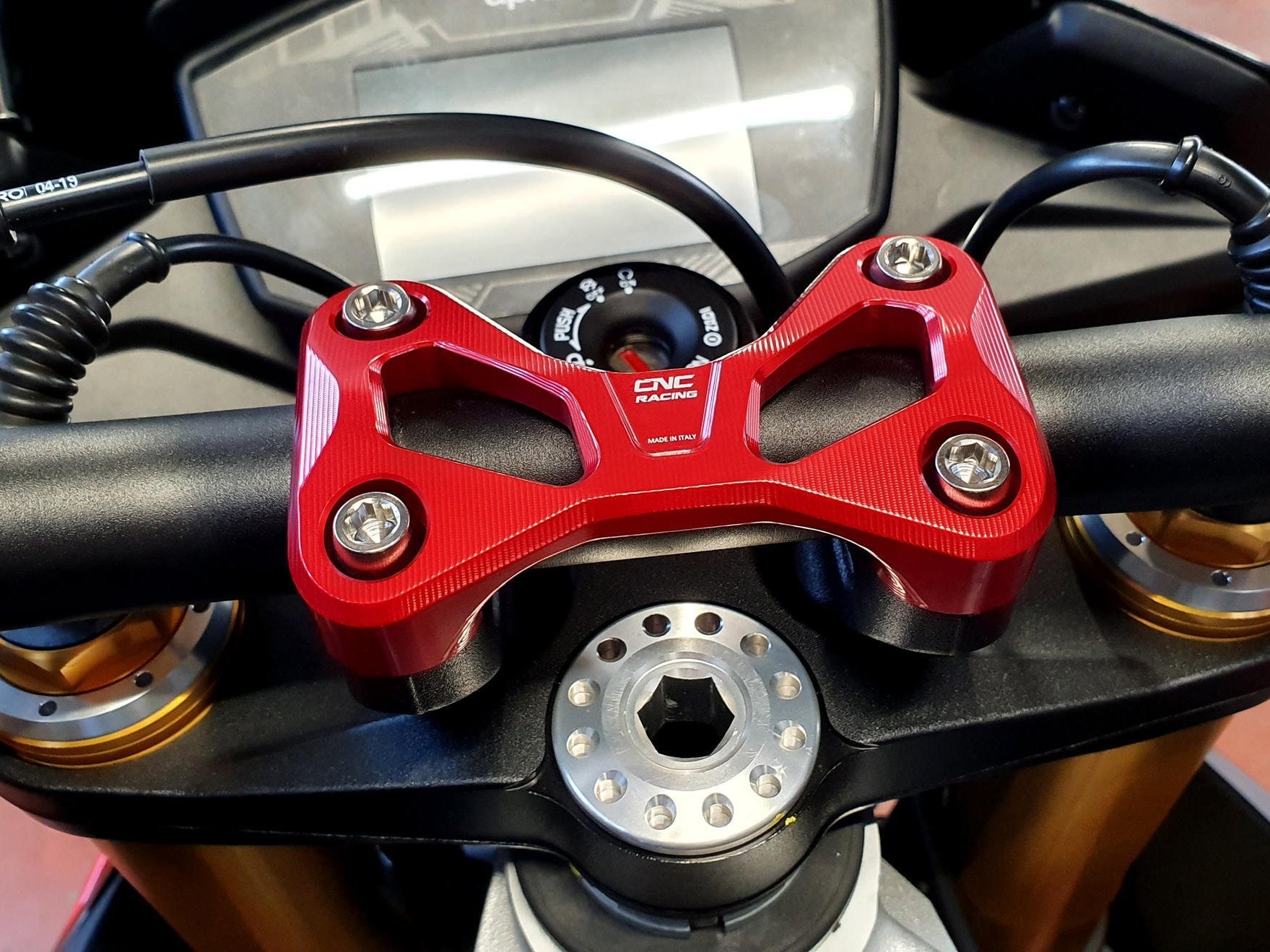 RM256 - CNC RACING Aprilia Tuono V4 / 660 Handlebar Top Clamp – Accessories in the Motoraider Motorcycle Aftermarket Accessories and Parts Online Shop