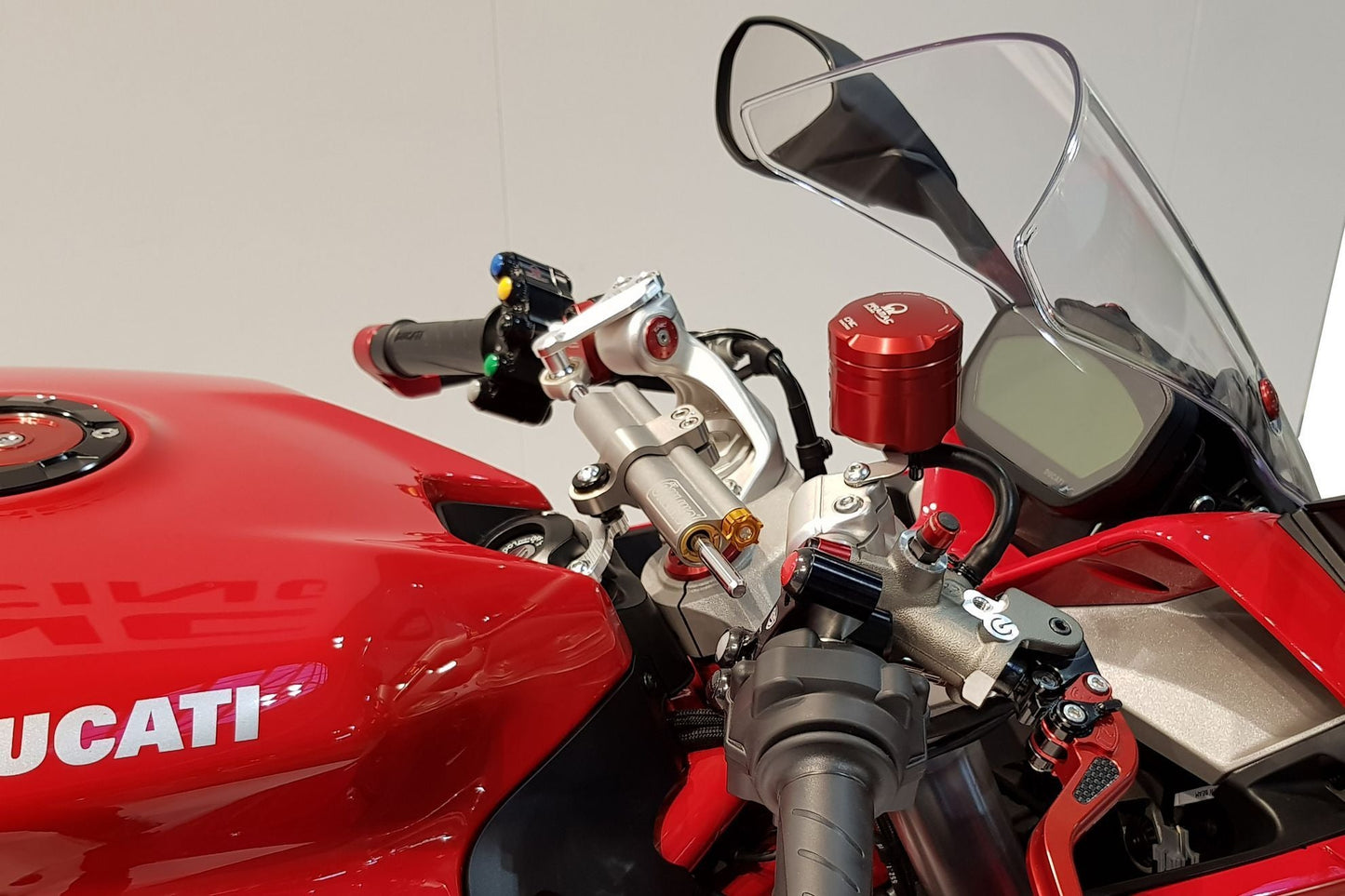 Ducati Supersport 950 / 939 OHLINS Steering Damper + CNC RACING Mounting Kit – Accessories in the Motoraider Motorcycle Aftermarket Accessories and Parts Online Shop