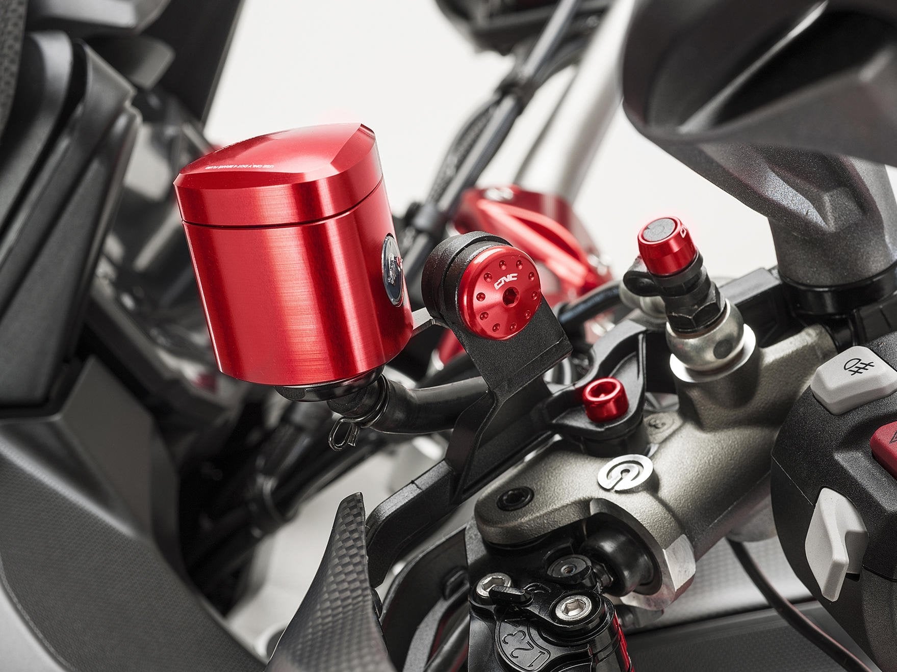 SE500 - CNC RACING Universal 12 ml Rear Brake Fluid Tank "Rebel" – Accessories in the Motoraider Motorcycle Aftermarket Accessories and Parts Online Shop