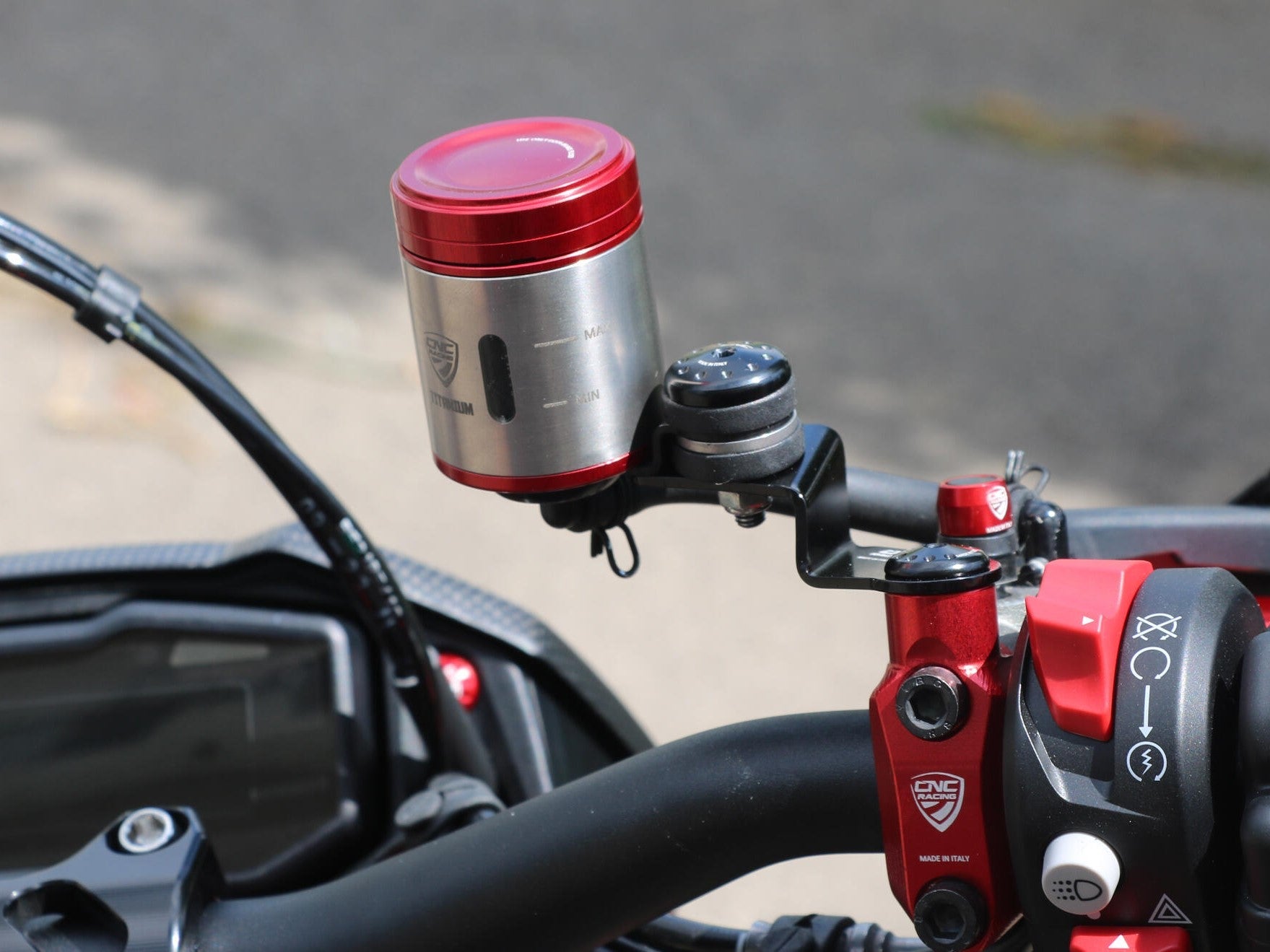 SE901 - CNC RACING Universal 25 ml Front Brake Fluid Tank (titanium) – Accessories in the Motoraider Motorcycle Aftermarket Accessories and Parts Online Shop