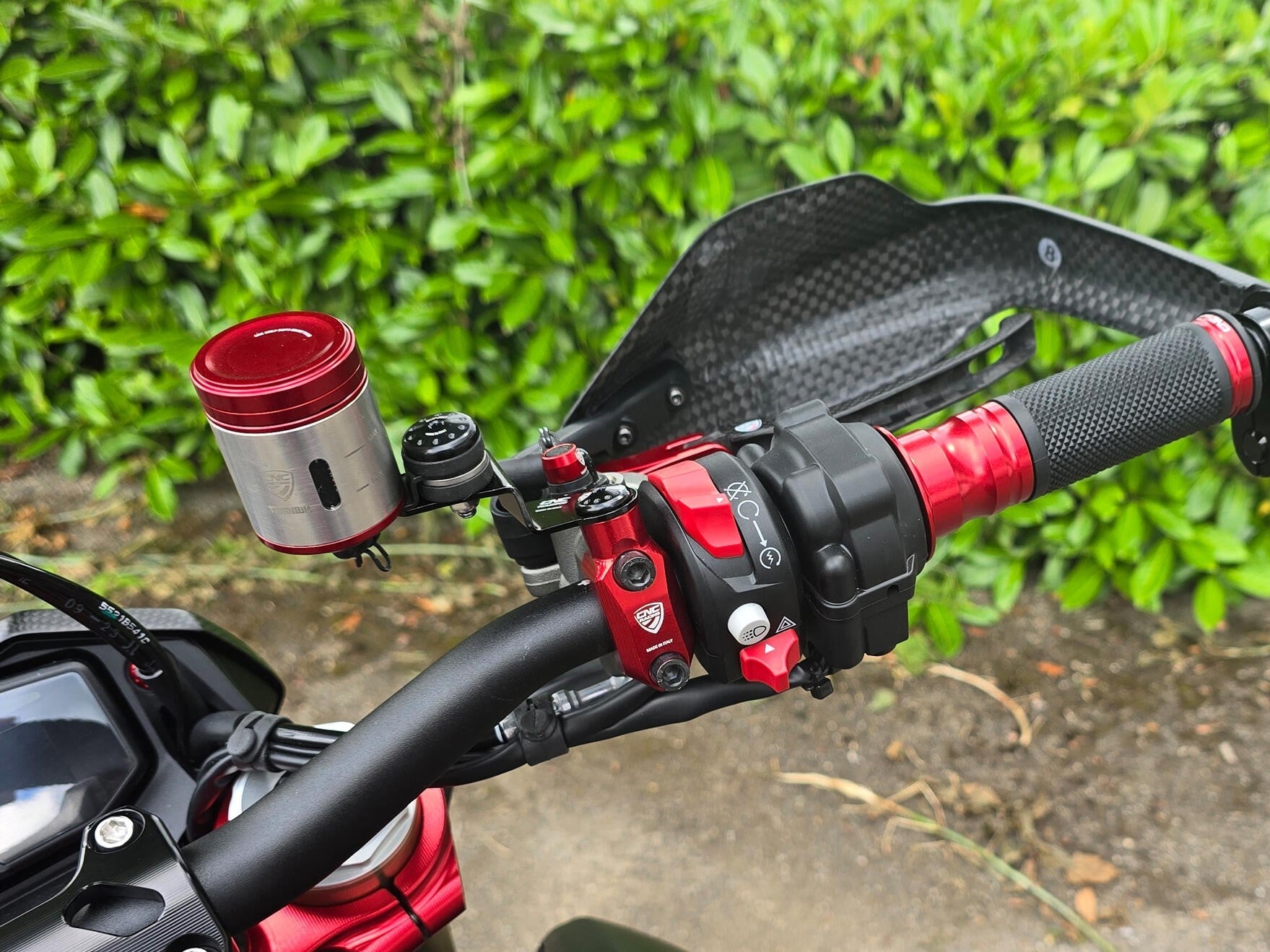 SEA19 - CNC RACING Ducati Hypermotard 698 Mono (2024+) Clutch / Brake Fluid Tanks Brackets Kit – Accessories in the Motoraider Motorcycle Aftermarket Accessories and Parts Online Shop