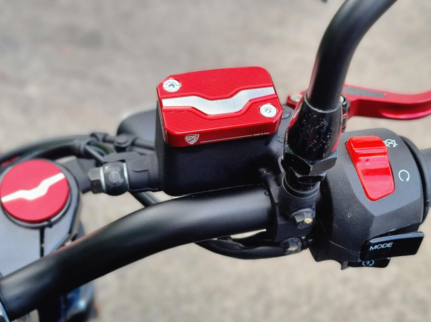 TF254 - CNC RACING Moto Guzzi V7 Stone (2019+) Front Brake Fluid Tank Cap – Accessories in the Motoraider Motorcycle Aftermarket Accessories and Parts Online Shop