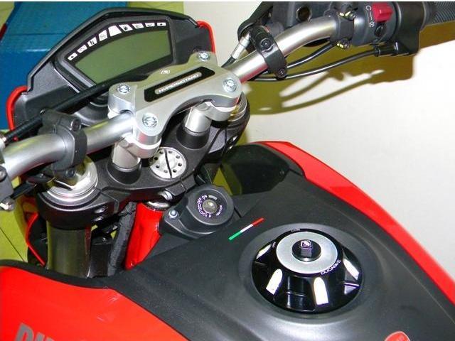 BM02 - DUCABIKE Ducati Hypermotard 821 / 939 Handlebar Clamp – Accessories in the Motoraider Motorcycle Aftermarket Accessories and Parts Online Shop