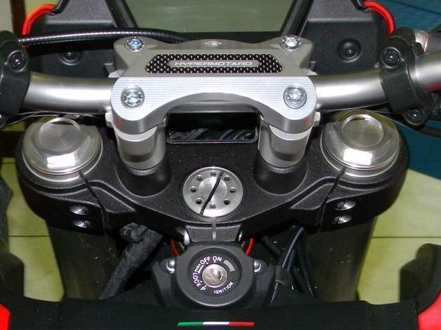 BM02 - DUCABIKE Ducati Hypermotard 821 / 939 Handlebar Clamp – Accessories in the Motoraider Motorcycle Aftermarket Accessories and Parts Online Shop