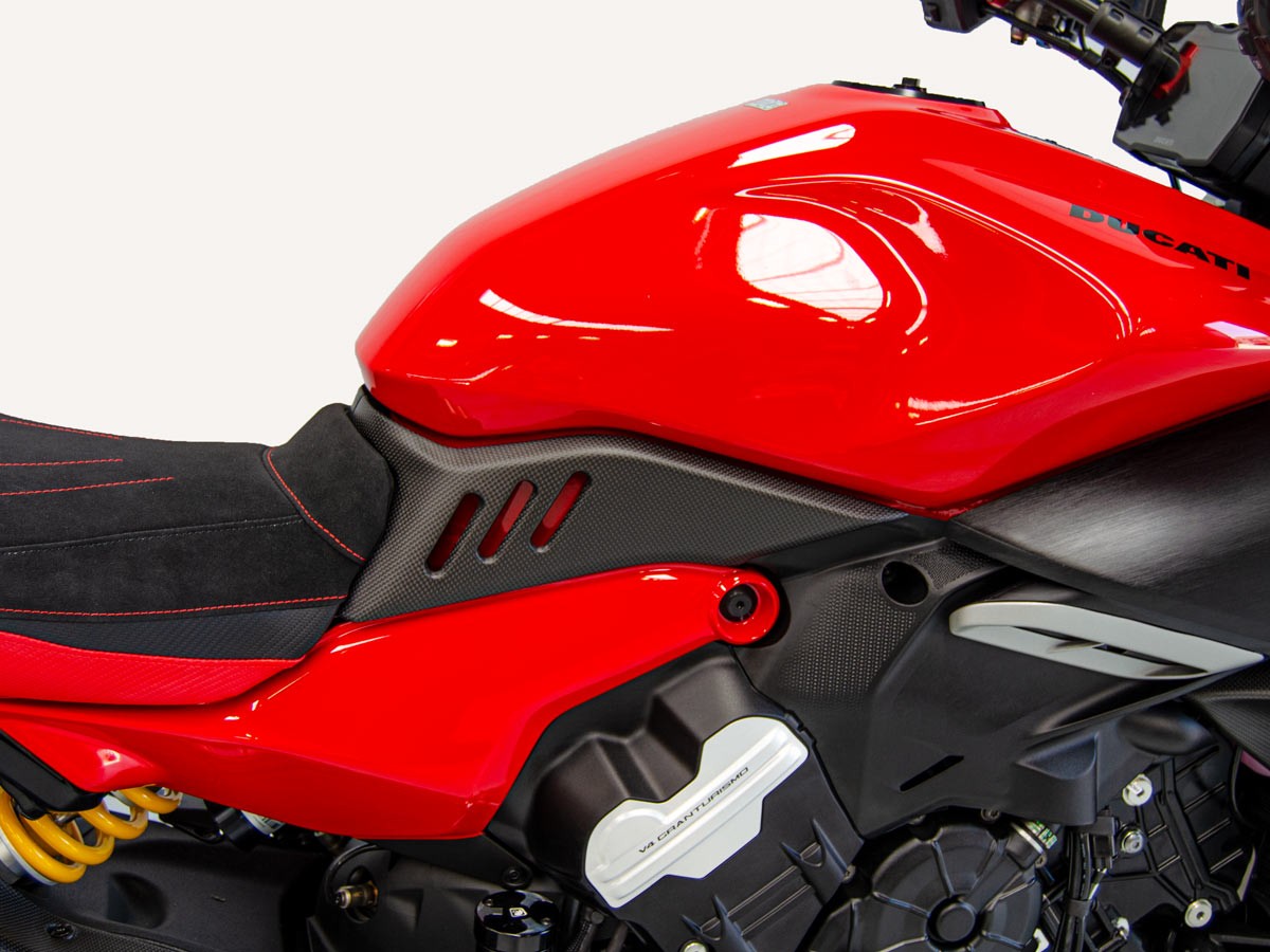CRB71O - DUCABIKE Ducati Diavel V4 (2023+) Carbon Fuel Tank Side Covers – Accessories in the Motoraider Motorcycle Aftermarket Accessories and Parts Online Shop