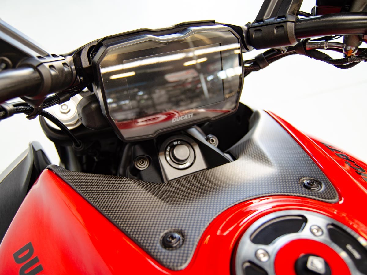CRB81O - DUCABIKE Ducati Diavel V4 (2023+) Carbon Fuel Tank Front Cover – Accessories in the Motoraider Motorcycle Aftermarket Accessories and Parts Online Shop