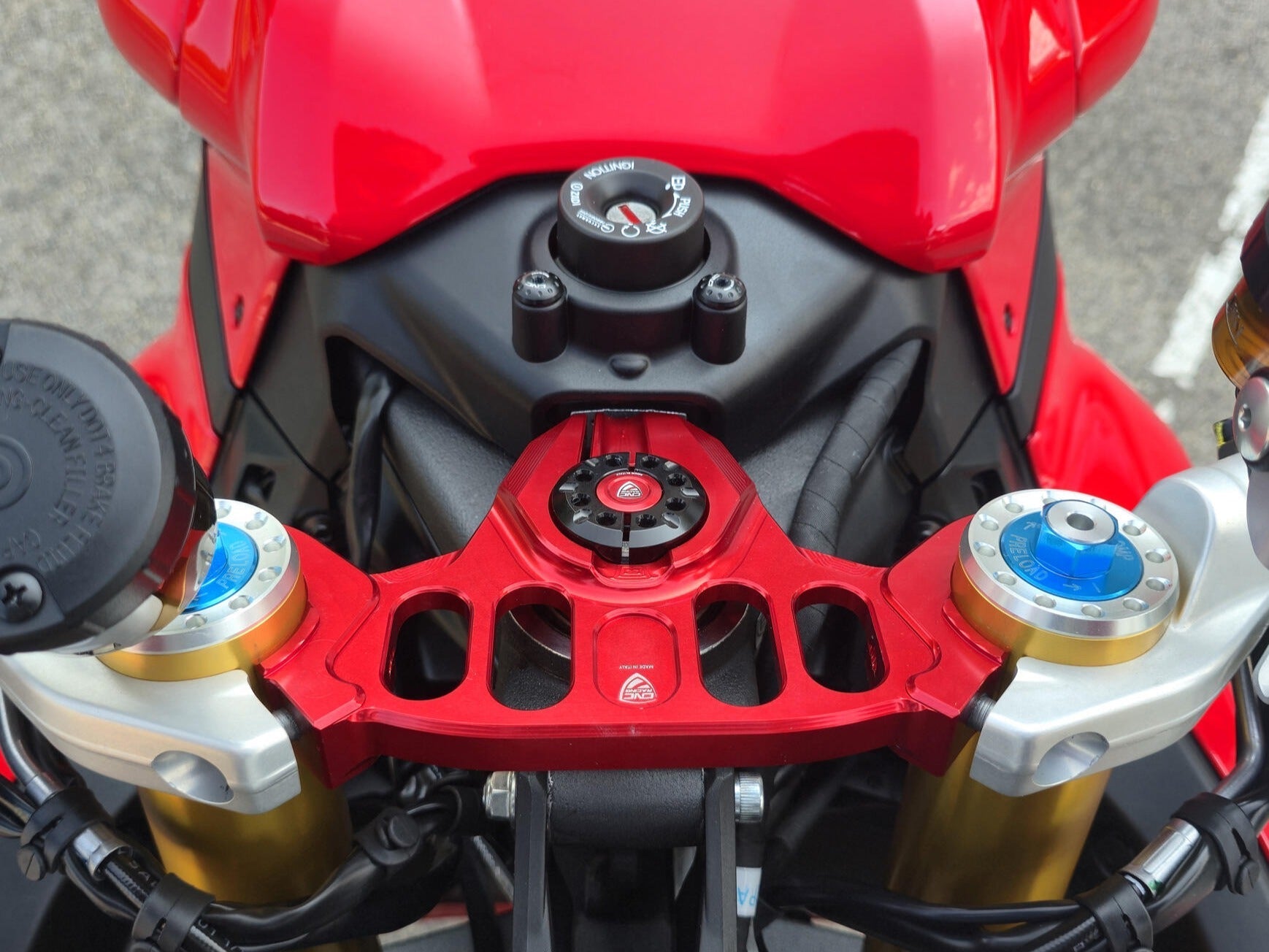 PST24 - CNC RACING Ducati Panigale V2 (2025+) Triple Clamps Top Yoke – Accessories in the Motoraider Motorcycle Aftermarket Accessories and Parts Online Shop