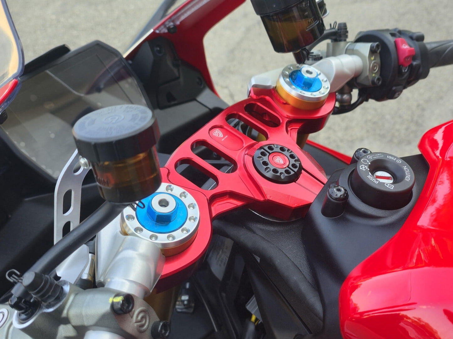 PST24 - CNC RACING Ducati Panigale V2 (2025+) Triple Clamps Top Yoke – Accessories in the Motoraider Motorcycle Aftermarket Accessories and Parts Online Shop