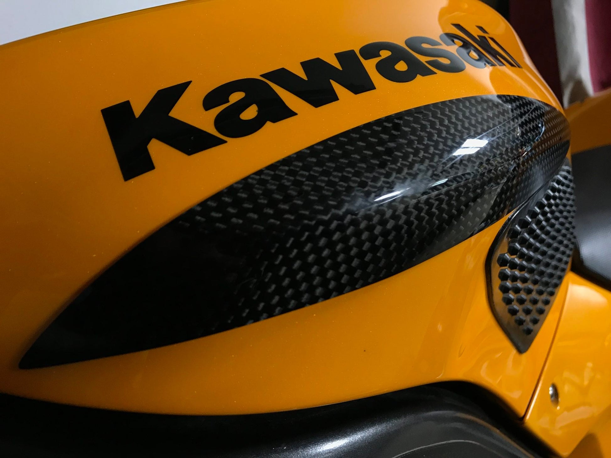 CARBON2RACE Kawasaki ZX-10R (04/07) Carbon Tank Sliders – Accessories in the 2WheelsHero Motorcycle Aftermarket Accessories and Parts Online Shop